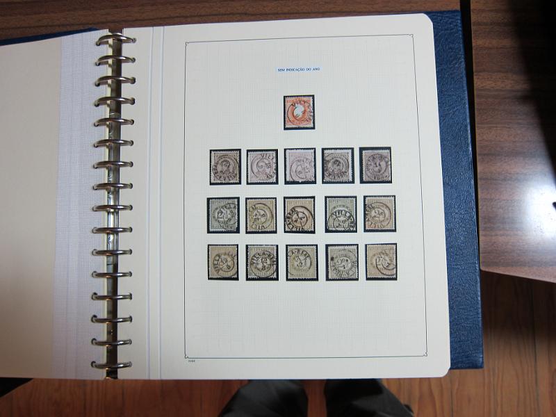 0019 (223).JPG -     Lote:    19      Marcofilia      Lotes Especiais       Descrição:         Portugal. Colecção especializada de carimbos de duplo círculo, tipo 1852, montada em 4 álbuns Lindner, com selos de diversas emissões e cartas, com estudo minucioso de cada marca. Lote a ver.         Lote       Valor Base:     &euro; 2.500,00     Valor Venda:     Retirado     
